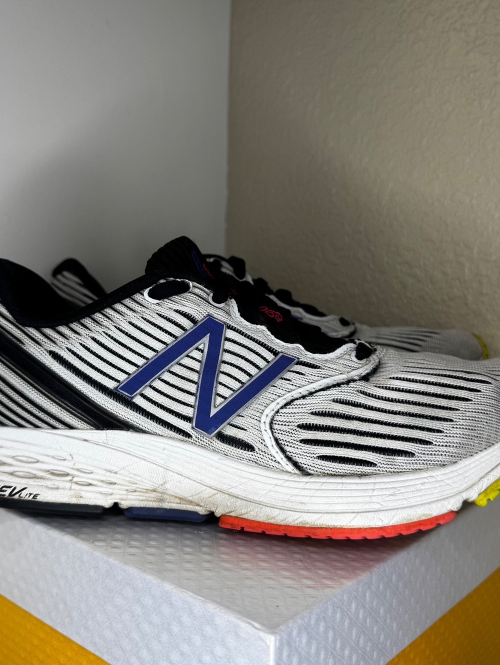New Balance 890 Women’s Size 8 White Black Blue Running Shoes